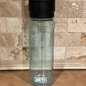 YETI light turquoise plastic 32 ounce Bottle with Black Lid, good condition